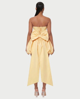 Vestido mini de malla con aberturas y detalle de cadena de JUVIA