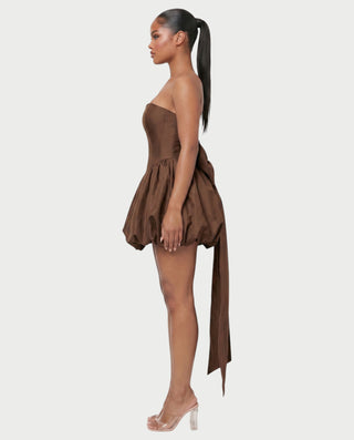 Vestido mini de malla con aberturas y detalle de cadena de JUVIA