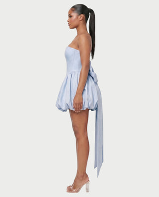 Vestido mini de malla con aberturas y detalle de cadena de JUVIA