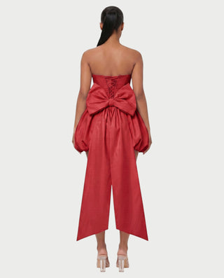 Vestido mini de malla con aberturas y detalle de cadena de JUVIA