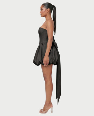 Vestido mini de malla con aberturas y detalle de cadena de JUVIA