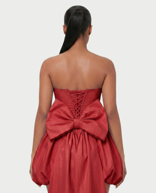 Vestido mini de malla con aberturas y detalle de cadena de JUVIA