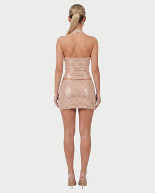 Vestido mini de malla con aberturas y detalle de cadena de JUVIA