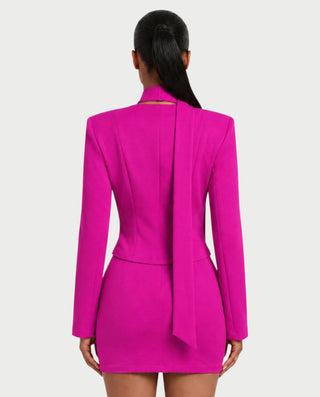 Vestido mini de malla con aberturas y detalle de cadena de JUVIA