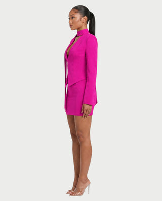 Vestido mini de malla con aberturas y detalle de cadena de JUVIA