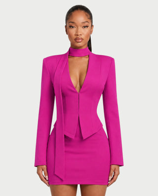 Vestido mini de malla con aberturas y detalle de cadena de JUVIA