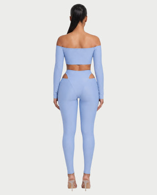 Conjunto de top de manga larga con hombros descubiertos y pantalones con aberturas de ELOWEN