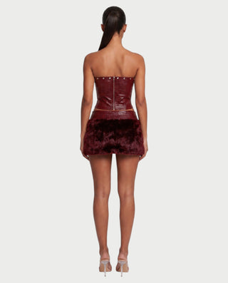 Vestido mini de malla con aberturas y detalle de cadena de JUVIA