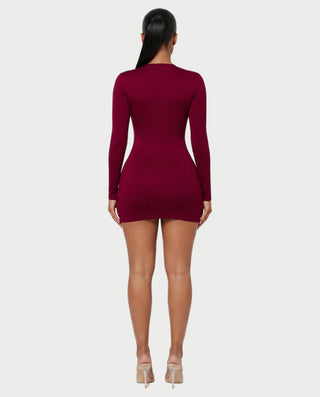 Vestido mini de malla con aberturas y detalle de cadena de JUVIA
