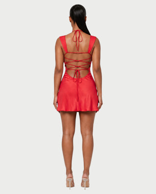 Vestido mini de malla con aberturas y detalle de cadena de JUVIA