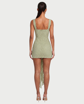 Vestido mini de malla con aberturas y detalle de cadena de JUVIA