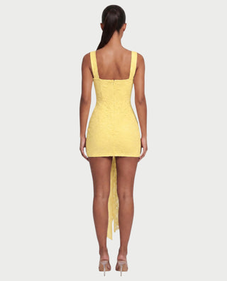 Vestido mini de malla con aberturas y detalle de cadena de JUVIA
