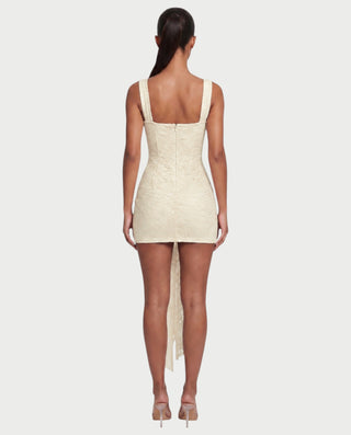 Vestido mini de malla con aberturas y detalle de cadena de JUVIA