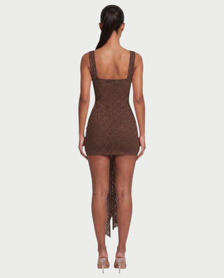Vestido mini de malla con aberturas y detalle de cadena de JUVIA
