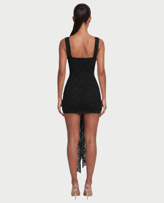 Vestido mini de malla con aberturas y detalle de cadena de JUVIA