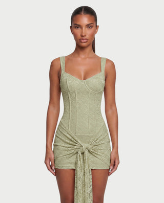 Vestido mini de malla con aberturas y detalle de cadena de JUVIA