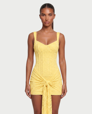 Vestido mini de malla con aberturas y detalle de cadena de JUVIA