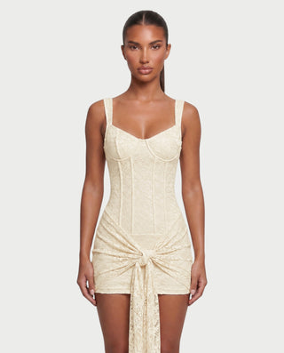 Vestido mini de malla con aberturas y detalle de cadena de JUVIA