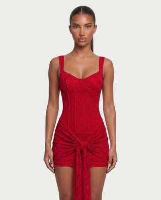 Vestido mini de malla con aberturas y detalle de cadena de JUVIA