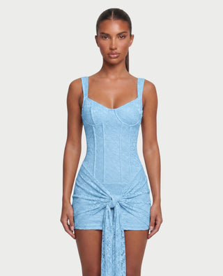Vestido mini de malla con aberturas y detalle de cadena de JUVIA