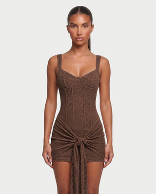 Vestido mini de malla con aberturas y detalle de cadena de JUVIA