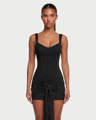 Vestido mini de malla con aberturas y detalle de cadena de JUVIA