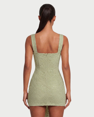 Vestido mini de malla con aberturas y detalle de cadena de JUVIA