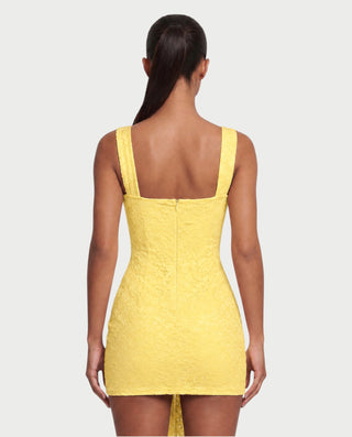 Vestido mini de malla con aberturas y detalle de cadena de JUVIA