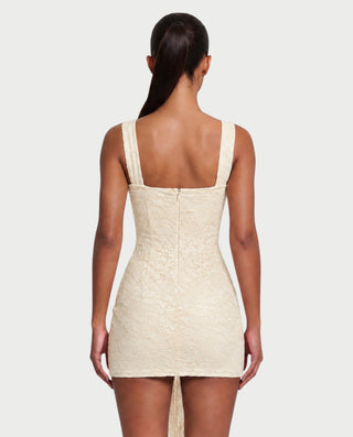 Vestido mini de malla con aberturas y detalle de cadena de JUVIA