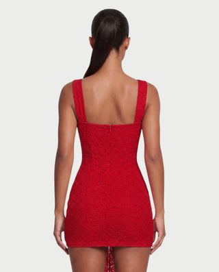 Vestido mini de malla con aberturas y detalle de cadena de JUVIA