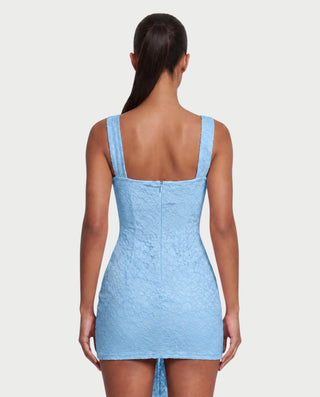 Vestido mini de malla con aberturas y detalle de cadena de JUVIA