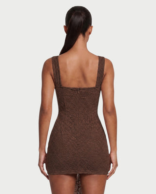 Vestido mini de malla con aberturas y detalle de cadena de JUVIA