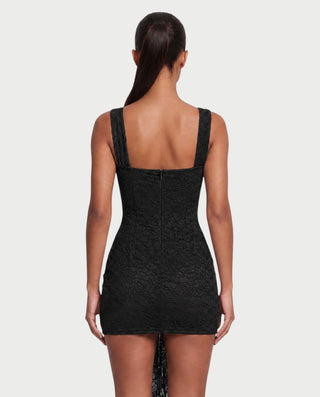 Vestido mini de malla con aberturas y detalle de cadena de JUVIA
