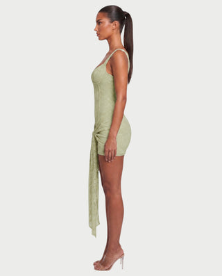 Vestido mini de malla con aberturas y detalle de cadena de JUVIA