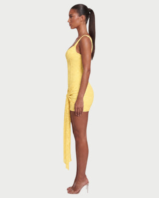 Vestido mini de malla con aberturas y detalle de cadena de JUVIA
