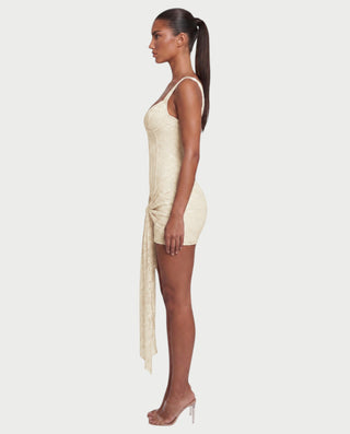 Vestido mini de malla con aberturas y detalle de cadena de JUVIA