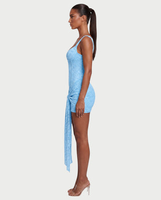 Vestido mini de malla con aberturas y detalle de cadena de JUVIA