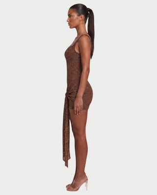 Vestido mini de malla con aberturas y detalle de cadena de JUVIA