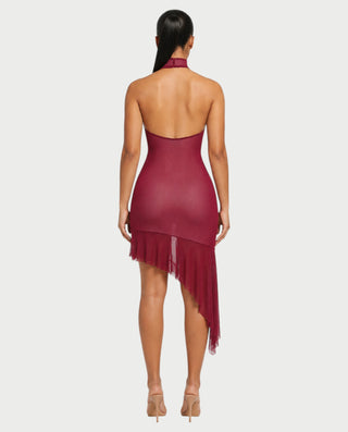 Vestido mini de malla con aberturas y detalle de cadena de JUVIA
