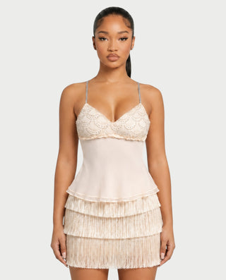Vestido mini de malla con aberturas y detalle de cadena de JUVIA
