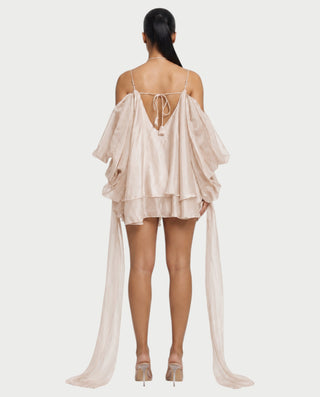 Vestido mini de malla con aberturas y detalle de cadena de JUVIA