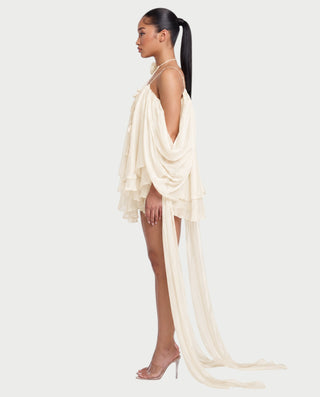 Vestido mini de malla con aberturas y detalle de cadena de JUVIA