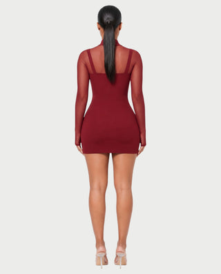 Vestido mini de malla con aberturas y detalle de cadena de JUVIA