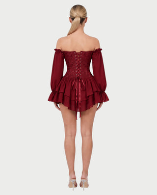 Vestido mini de malla con aberturas y detalle de cadena de JUVIA