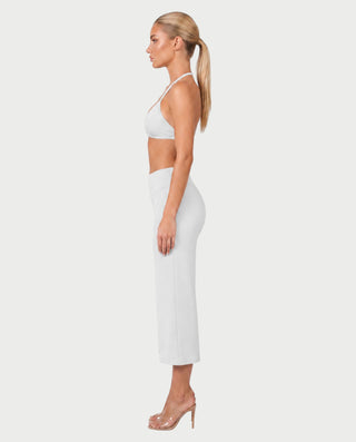 Vestido mini de malla con aberturas y detalle de cadena de JUVIA
