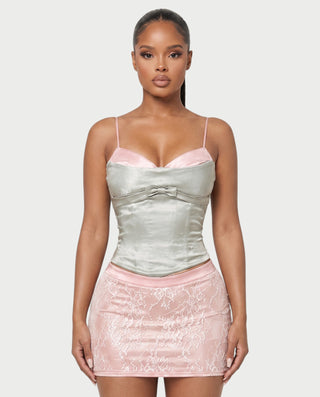 Vestido mini de malla con aberturas y detalle de cadena de JUVIA