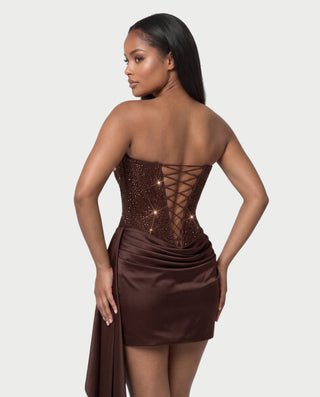 Vestido mini de malla con aberturas y detalle de cadena de JUVIA