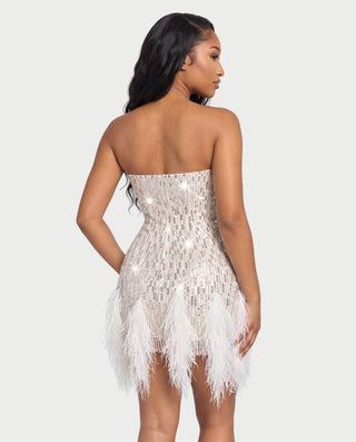 Vestido mini de malla con aberturas y detalle de cadena de JUVIA