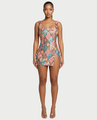 Vestido mini de malla con aberturas y detalle de cadena de JUVIA