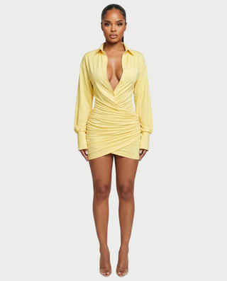 Vestido mini de malla con aberturas y detalle de cadena de JUVIA